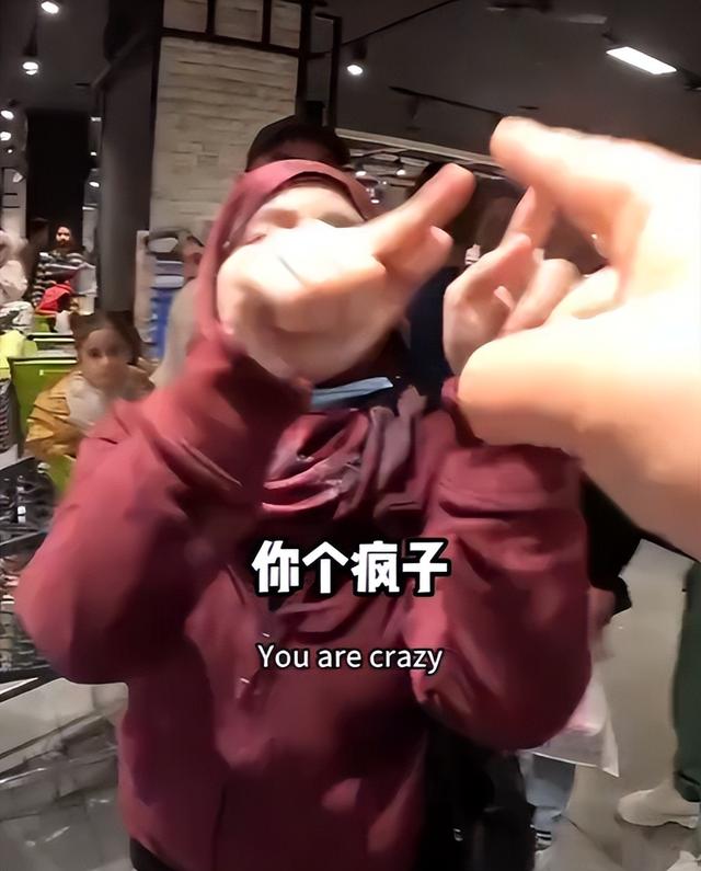 解气！俩中国女生埃及游，与当地5人互殴，完胜后获围观者竖拇指