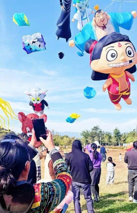 风筝舞蓝天 文旅添新趣——抚仙湖畔风筝秀解锁澄江旅居新体验