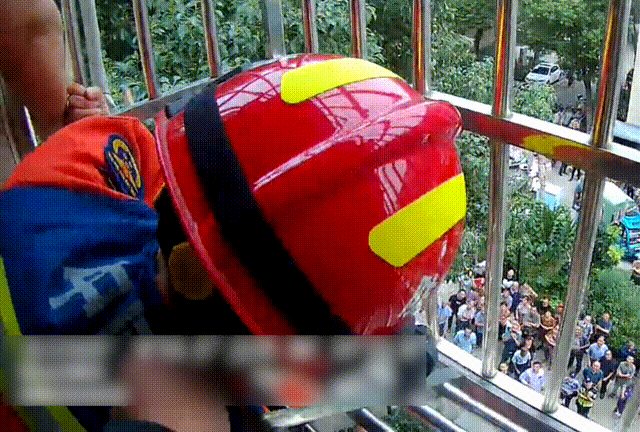 危险！女孩悬在三楼窗外！