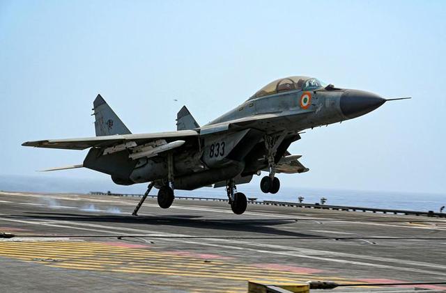 罗马尼亚1欧元拿下18架战机！泽连斯基赴荷兰要F-16，却一架未得