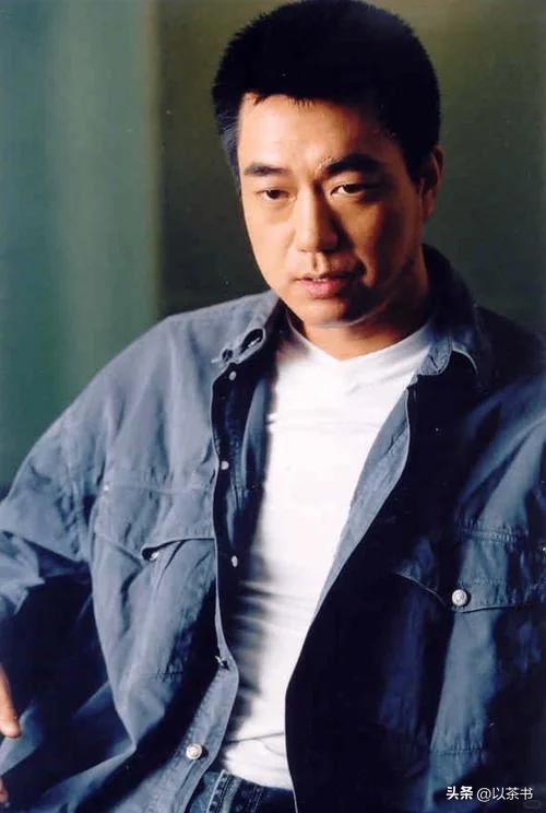 演员董勇：离婚后坚决不再婚，却在45岁被嫂子“逼迫”相亲娶娇妻