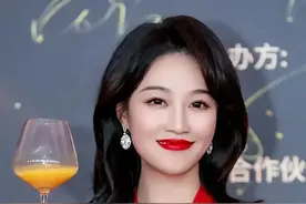 红衣佳人持酒杯，醉舞东风意自高。图片