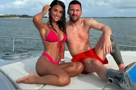 梅西拖着伤腿携老婆与苏牙度假照引热议，球迷：安妞怎么摸苏牙手图片