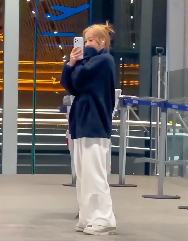 赵薇母女现身北京机场，15岁女儿一头黄毛	，穿搭比50岁妈妈还成熟