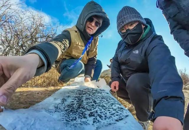 驴友立大功！北京深山惊现1800年界碑	，这三个字改写历史
