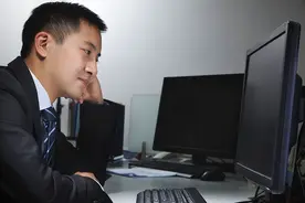 西伯利亚有一望无际的原始森林，中国小伙通过木材贸易，赚了大钱图片