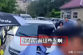 太离谱了！不会倒车女司机凭一己之力，将青岛送上热搜，网友炸锅图片