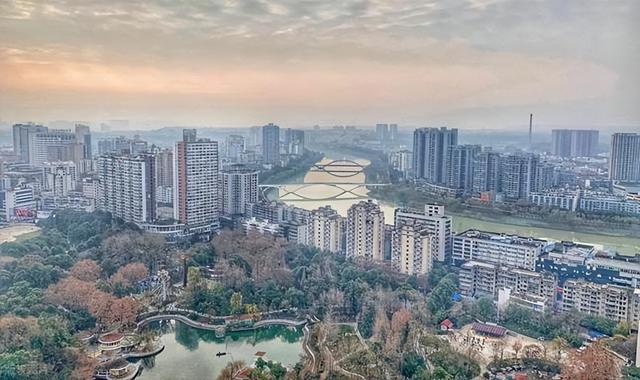 下一个“成都”已确定？宜宾德阳落榜，这座黑马城市呼声高