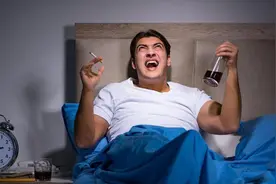 早起抽烟和肺癌有关？医生叹息：这样贪瘾，就是在没病找病！图片