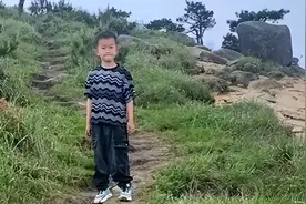 福建失踪男孩后续，小卖部旁是停车场，网友透露曾见落单男童下山图片