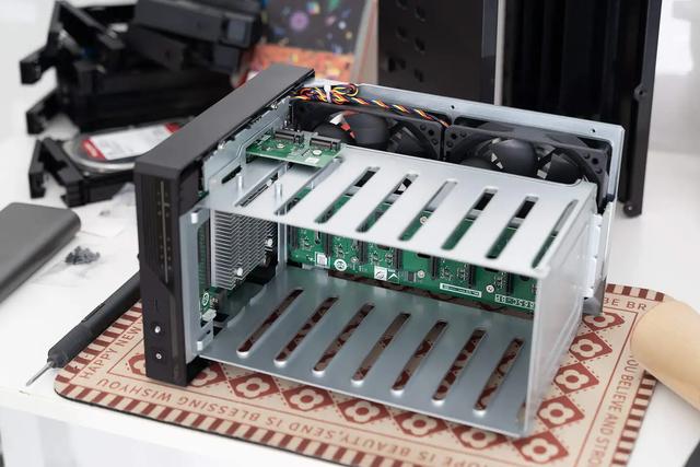 威联通2025新品Qu805首测：8盘位 + N355 + 16GB，性能与性价比全有了