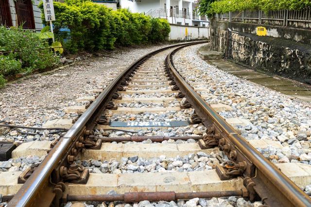 为啥火车轨道要铺设碎石子，而高铁轨道却不用铺呢？有啥科学解释