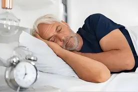早点睡觉是错误的？过了70岁，老人几点睡觉才更健康？一文来解答图片