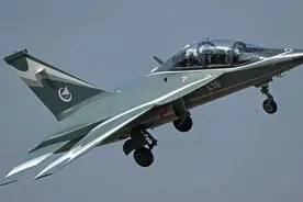 中国L-15战机迎来大单，阿联酋已到货，巴基斯坦用来取代歼-7PG？图片