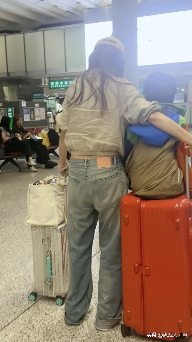 杨颖机场被偶遇，衣服皱巴裤子掉档，双手搬行李还得抱娃，好心酸