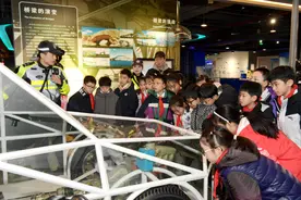 未来世界如何遵守交通规则？ 哪吒来了也要听交警的图片