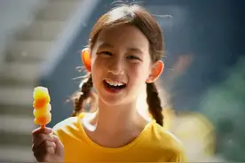 孙莉晒出二女儿照片，和姐姐多多有同款泪痣图片