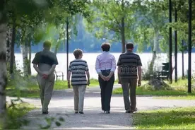 奉劝老人们不要乱说话了，“小病从医，大病从死”没有那么简单！图片