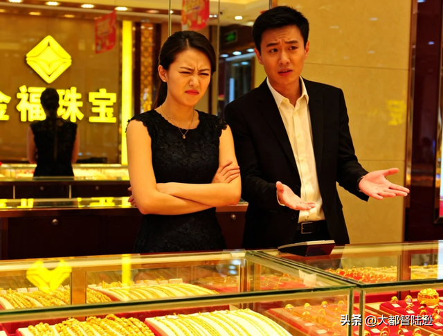 黄金涨疯了，但为什么买金的吵翻了	，卖金的愁死了？问题到底在哪