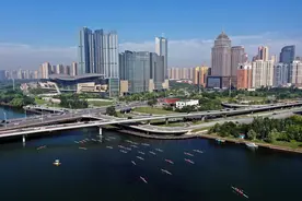 金秋9月，沈阳又将迎来两场重磅赛事——羽球，挥拍在辽宁体育馆；赛艇，挥桨于浑河水上图片