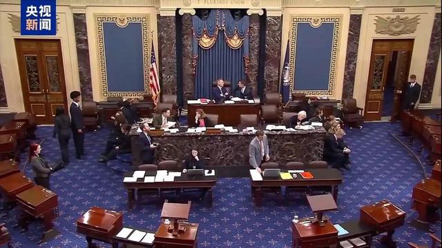 美国分裂加剧！持续停摆29天，4200万民众生计难保，25州联合抗议