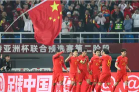 世预赛国足4比1新加坡，武磊梅开二度对阵泰国将停赛，詹俊：国足是喜剧，请珍惜武磊图片