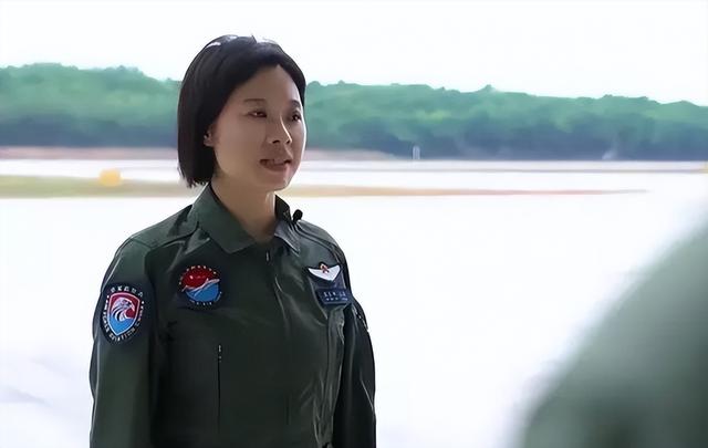 阅兵女机长身份曝光！私生活被扒牺牲太大，老公不简单，央视点名