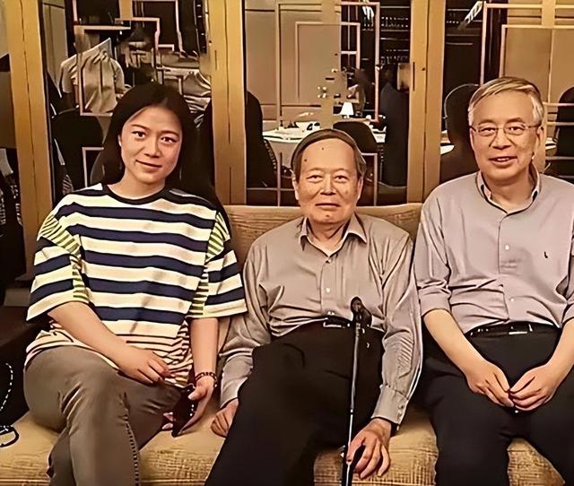 杨振宁葬礼结束，次子杨光宇发声，围绕翁帆的3个疑问，也该解开