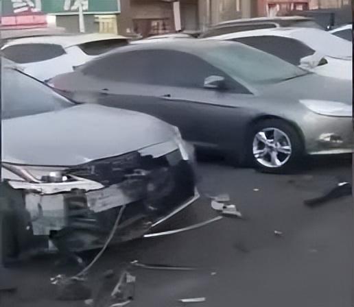 男子肇事后弃车逃逸，致9车受损！辽宁铁岭发布警情通报