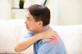 肩膀出现疼痛别以为是累的！很有可能是这种病的前兆，尽早检查！图片