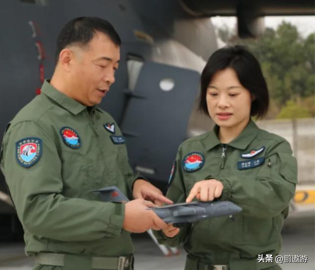 阅兵上运20女机长找到了！又美又飒，丈夫更强，履历让人心服口服