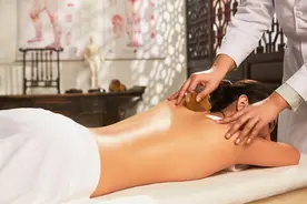 1次刮痧胜过十次美容，教你一套刮脸法，每天10分钟，让颜值回春图片