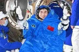 神舟十八号乘组凌晨重返地球：着陆现场亮如白昼，航天员需用半年时间恢复图片