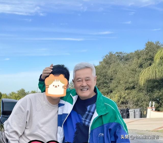 68岁赵本山现身三亚，逛街专人接待，买太多衣服保镖快拎不动袋子