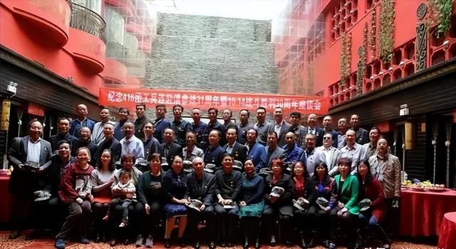 入伍前，他是“打架大王”，被学校开除，当兵后却成为战斗功臣
