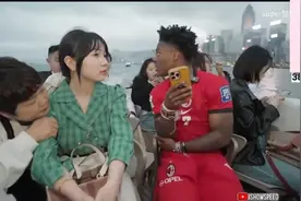 “甲亢哥”香港直播偶遇绍兴甜妹，火爆全网！网友：拯救了整场直播图片