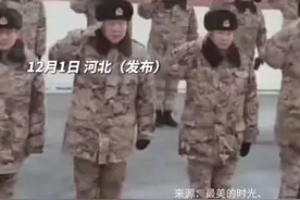 不舍！老兵退伍战友们集体列队敬礼送别图片