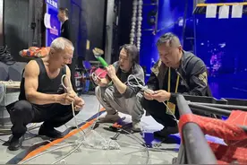 中国吴桥国际杂技艺术节｜父子齐上阵 做杂技节上的“蜘蛛侠”图片