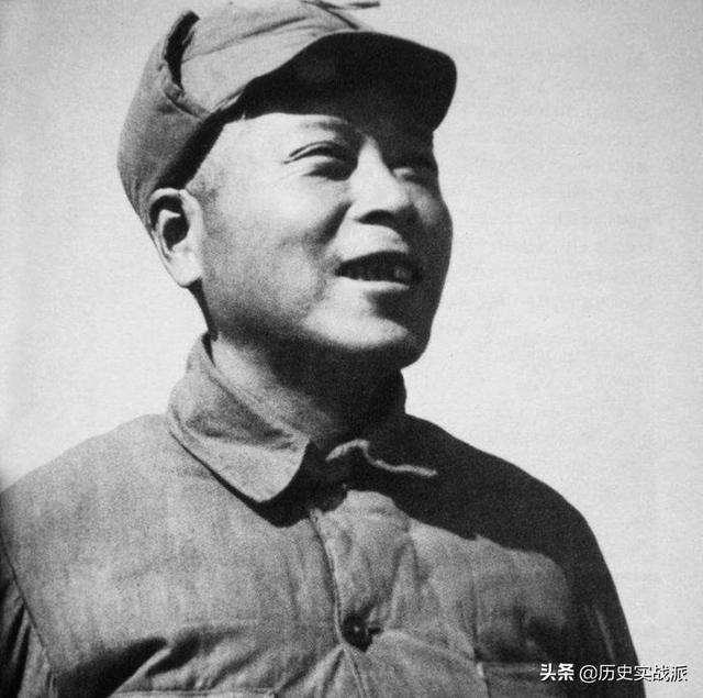 1958年，李井泉陪毛主席冒雨视察隆昌，主席笑称：我们都是黑炭头