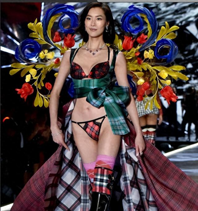"露奶装"，"开裆裤"，大街上的牛鬼蛇神，辣眼睛！