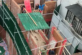 百年老宅，竟被私自“拆后重建”！一旁小学，家长心慌慌图片