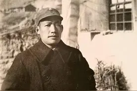 许世友笑问新任政委杜平：你抽烟喝酒啥都不会，咱俩能干到一起吗图片