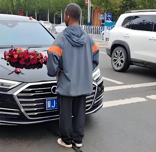 拦婚车要香烟后续，新娘被气哭，6人被警方处罚，网友拍手叫好，