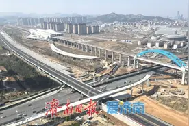 济南邢村立交新建西侧桥体即将上跨经十路图片