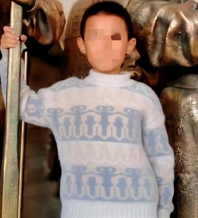 10岁男孩被生母继父虐打致死埋尸坟墓，生父称案件再次开庭:“他俩是共同作案，公检法有证据链”