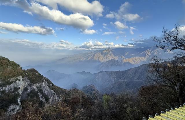 秦岭金秋美如画 层林尽染引客来