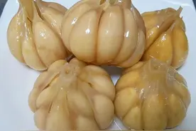 腌糖醋蒜只放醋和白糖就错了，教你一招，糖蒜脆爽好吃，酸甜可口图片