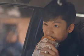 论植入，谁有《父辈的荣耀》这么肆无忌惮？遍地广告却没人反感图片