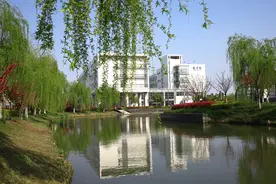 江苏一高校五一不调休放九天假，校方回应被称“放假大学”图片