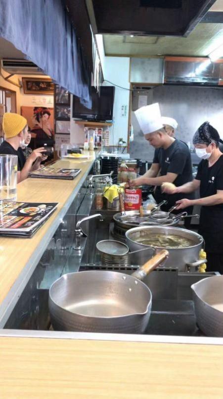 安徽小伙到日本开餐厅年入百万，娶小7岁美娇妻，定居日本23年